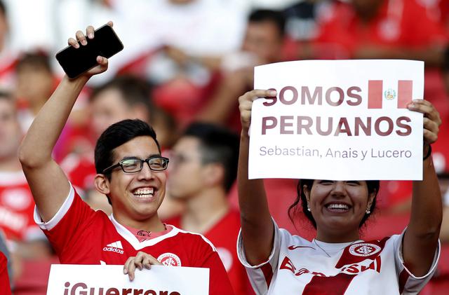 Unos hinchas peruanos llegaron hasta Porto Alegre para alentar a Paolo Guerrero y hacerle un pedido especial. (Foto: AP/Edison Vara)