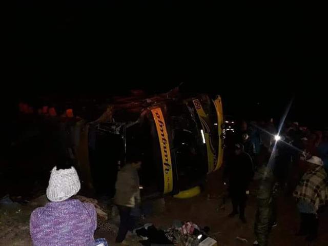 Puno: choque de bus y combi deja al menos 15 muertos en carretera Ilo - Desaguadero