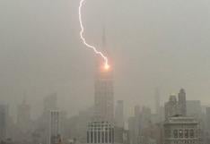 Preciso momento en que un rayo impacta en el Empire State de Nueva York | VIDEO 
