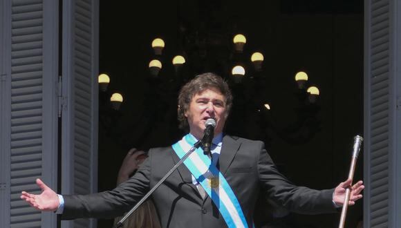 El presidente electo de Argentina, Javier Milei, sale al balcón de la Casa Rosada para saludar a simpatizantes, hoy en Buenos Aires (Argentina). EFE/ Enrique García Medina