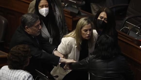 Momento del jaloneo de María del Carmen Alva a Isabel Cortez. (Foto: Cesar Campos / @photo.gec)