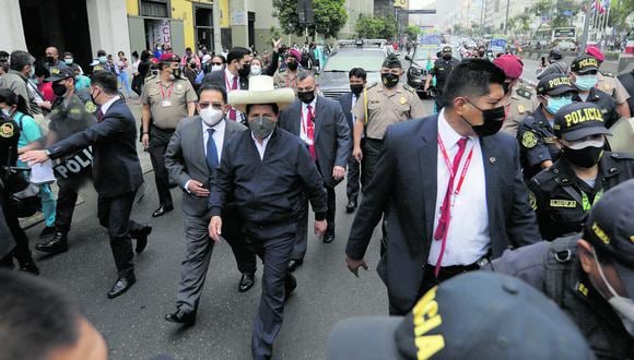 Acompañado por un equipo de seguridad y de policías, el jefe del Estado se dirigió a pie desde la Casa de Pizarro hasta la sede del Ministerio Público. Ahí se reunió con la fiscal de la Nación, Zoraida Ávalos. (Foto: Anthony Niño de Guzmán / El Comercio)