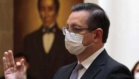 Oscar Ortiz jurando ser el nuevo Ministro de Economía y Finanzas Públicas en el palacio presidencial en La Paz, el 7 de julio de 2020, en medio de la nueva pandemia de coronavirus. (Foto: AFP / Presidencia Boliviana).
