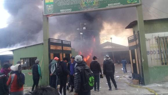 La policía sufrió este lunes la quema y saqueo de pequeños cuarteles en algunas ciudades del país, mientras una columna de centenares de partidarios de Evo Morales marchaba hacia La Paz desde la vecina ciudad de El Alto.