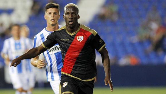 Martínez Munuera, colegiado del duelo entre Rayo Vallecano y Real Sociedad, le "quitó" una anotación legítima a Luis Advíncula porque lo confundió con un compañero. (Foto: AFP)