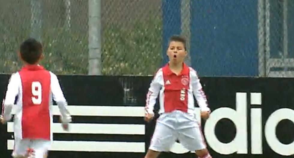 Infantiles de Ajax celebran al estilo de Cristiano Ronaldo. (Foto: Captura)