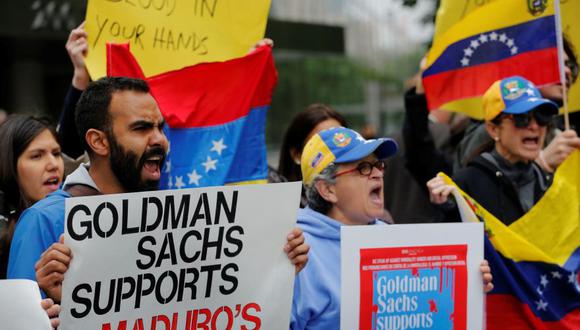 Decenas de venezolanos protestaron en las afueras de la sede de Goldman Sachs en Nueva York. (Reuters).