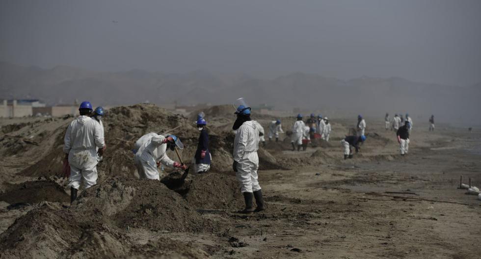 "A 12 días del derrame, la misión comprobó que el nivel de contaminación de las playas de arena era ya bajo, habiéndose recogido la parte más gruesa del petróleo", anotaron los expertos en su documento. Pero también advierten sobre el uso de técnicas inadecuadas para el momento en que se encuentran las tareas de limpieza, por lo que en lugar de ayudar, resulta perjuidicial. ( Renzo Salazar /archivo GEC)