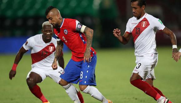 Arturo Vidal disputa un balón con Advíncula y Tapia en el último partido que nos ganaron 2-0. Foto: AFP.