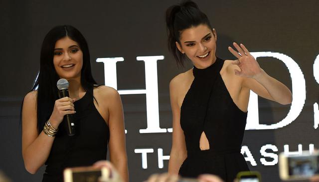 Kylie Jenner enternece las redes con fotografía de su infancia junto a su hermana Kendall. (Foto: AFP)