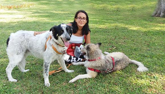 Janet Salas junto a sus perros Noelito y Natty.