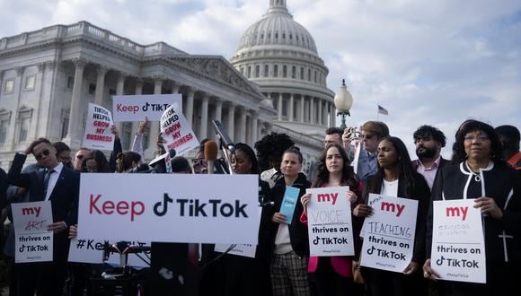 Personas se reúne para una conferencia de prensa sobre su oposición a la prohibición de TikTok en Capitol Hill en Washington, DC el 22 de marzo de 2023. (Foto de Brendan Smialowski / AFP)