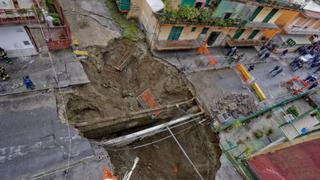 Italia: inmenso agujero sorprende a residentes de Nápoles