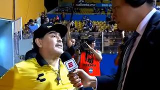Diego Maradona fue expulsado y luego arremetió contra reportero [VIDEO]