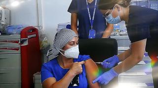 Coronavirus: auxiliar de enfermería recibe primera vacuna de Pfizer en Chile