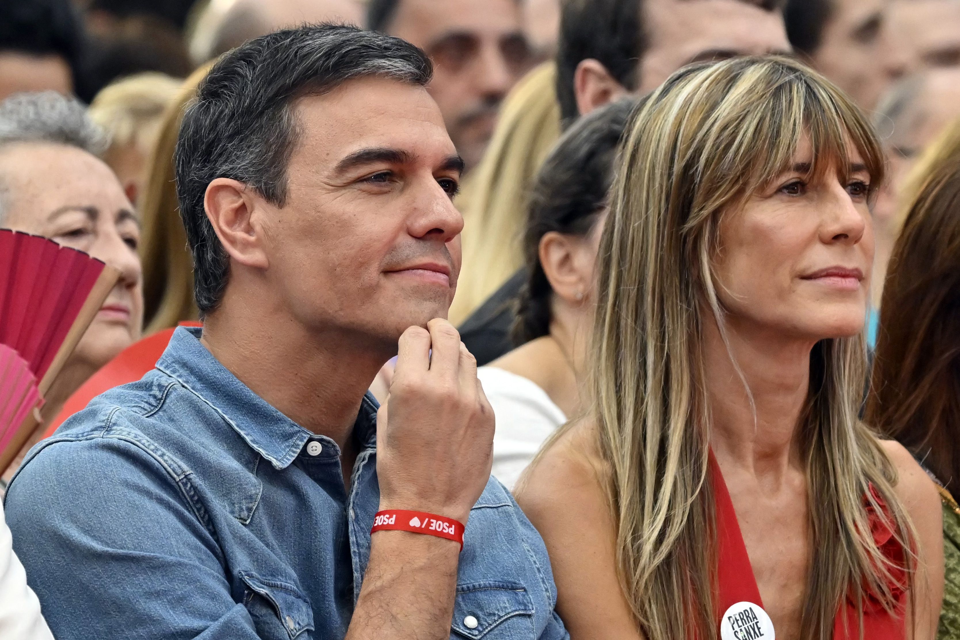 Pedro Sánchez y su esposa Begoña Gómez asisten al mitin de cierre de campaña en Getafe, en las afueras de Madrid, el 21 de julio de 2023. (Foto de JAVIER SORIANO / AFP).