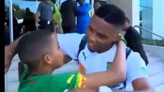 Samuel Eto’o y el emotivo abrazo con un niño en el Mundial