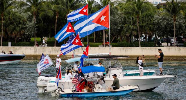 Manifestantes con banderas cubanas y estadounidenses se reúnen en Miami para apoyar a los manifestantes antigubernamentales cubanos. (Foto: Eva Marie UZCATEGUI / AFP)