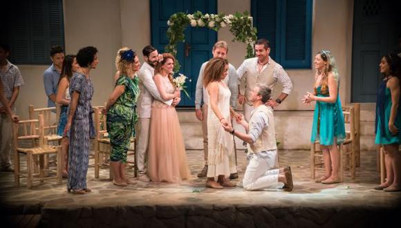 Elenco de &quot;Mamma Mia&quot;, puesta en escena dirigida por Juan Carlos Fischer y protagonizada por Ebelyn Ortiz y Gisela Ponce de Le&oacute;n. (Foto: difusi&oacute;n / Luis Manzur)