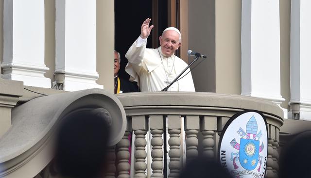El papa Francisco saludó a los fieles peruanos que se encuentran en el exterior de la Nunciatura Apostólica.