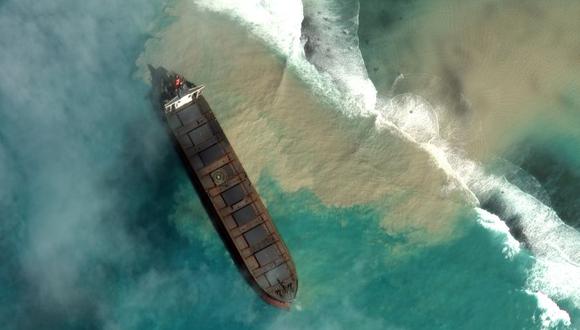 Esta imagen satelital del 1 de agosto de 2020 obtenida por cortesía de Maxar Technologies muestra el petrolero MV Wakashio encallado frente a la costa de Mauricio. (AFP).