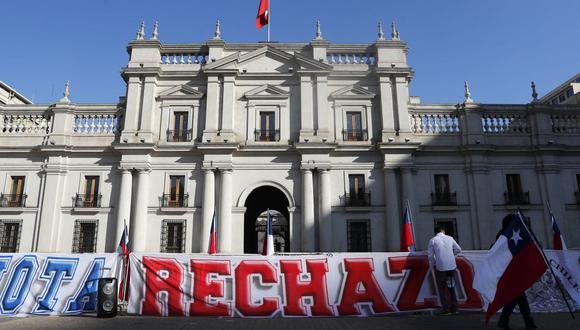 Personas que rechazaron el proyecto de nueva constitución protestan contra el gobierno del presidente chileno Gabriel Boric frente al Palacio Presidencial de La Moneda en Santiago, el 5 de septiembre de 2022. (Foto de Javier TORRES / AFP )
