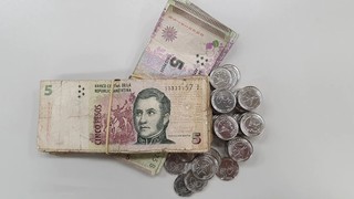 ¿Por qué dejará de circular el billete de 5 pesos en Argentina? 