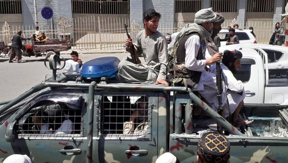 Los combatientes talibanes aparecen en un vehículo de la Dirección Nacional de Seguridad de Afganistán (NDS) en una calle de Kandahar. (Foto: AFP).