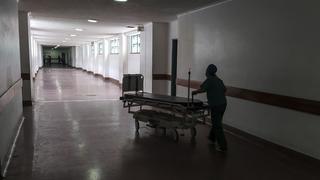 Un “salario de hambre” de 2,2 dólares pero mucha vocación en un hospital de Venezuela