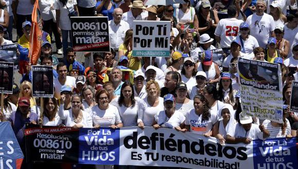 Venezuela: Mujeres marchan contra uso de la fuerza en protestas
