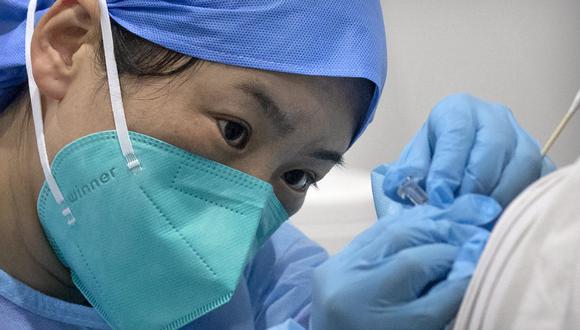 Una enfermera aplica una dosis de la vacuna contra el coronavirus, en China. AP