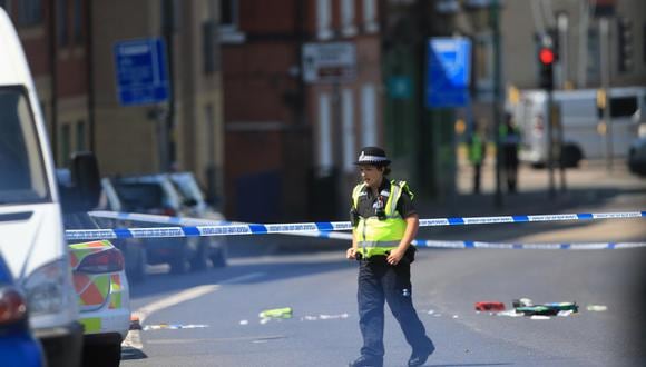Un agente de policía en la escena de los hechos en Ilkeston Road donde tres personas han sido encontradas muertas en un "terrible y trágico incidente" según asegura fuentes policiales este martes en Nottingham. EFE/LINDSEY PARNABY