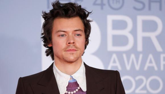 Harry Styles se ganó elogios de los fanáticos tras aparecer con una cinta negra en los Brit Awards   (Foto: AFP)