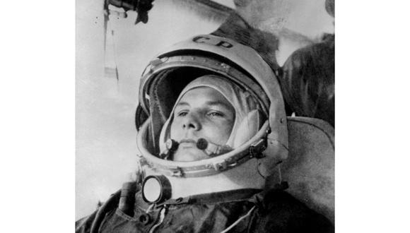 Yuri Gagarin, con casco de cosmonauta, se prepara para abordar la nave espacial soviética Vostok I el 12 de abril de 1961 en la plataforma de lanzamiento de cohetes de Baikonur. (Foto de AFP)