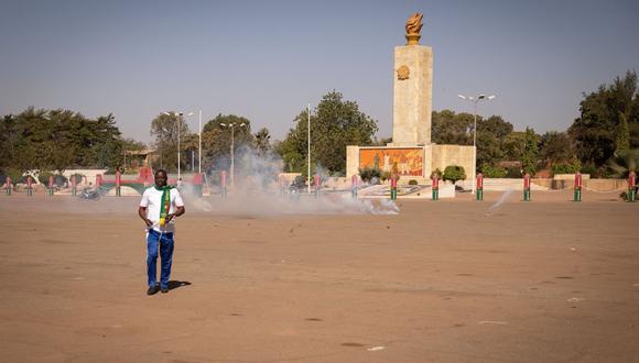 Las fuerzas de seguridad disparan gases lacrimógenos contra las personas que se reunieron en la plaza de la Nación para apoyar al ejército en Uagadugú el 23 de enero de 2022. (Foto referencial de OLYMPIA DE MAISMONT / AFP)