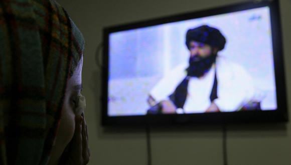 Una niña afgana ve el discurso del ministro de educación superior de los talibanes, Nida Muhammad Nadeem, en un televisor en Kabul, Afganistán, el 22 de diciembre de 2022. (Foto de EFE/EPA/STRINGER)