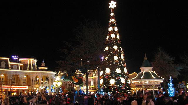 Disfruta el espectacular árbol de navidad en Disneyland Paris - 1