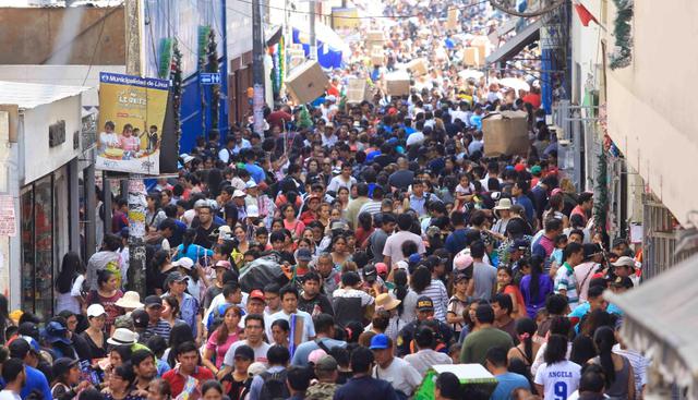 Gran cantidad de personas llega a diario hasta el Mercado Central, a medida que nos acercamos a la Navidad. Compradores y comerciantes se encuentran expuestos a peligros. (Foto: Jessica Vicente / GEC)
