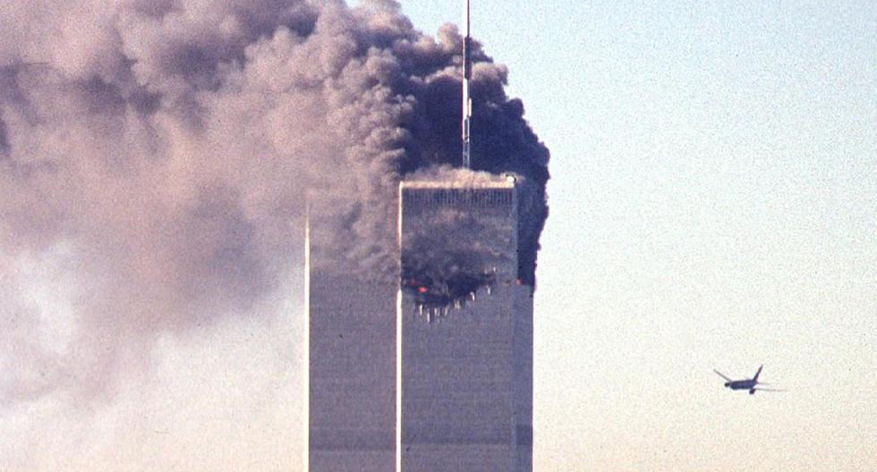 En esta foto del 11 de septiembre de 2001, un avión comercial secuestrado se acerca a las torres gemelas del World Trade Center poco antes de estrellarse contra el emblemático rascacielos de Nueva York. (SETH MCALLISTER / AFP).