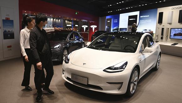 El Tesla Model 3 es una berlina de dimensiones compactas y 100% eléctrica. Apareció en el 2016 y ya es un clásico de la marca. Cuenta con una gran batería de iones de litio que le da una autonomía de hasta 544 kilómetros. Puede ir de 0 a 100 km/h en 6,1 segundos y su velocidad máxima es de 233 km/h. Su costo va desde los 52 mil euros. (Foto: AFP)