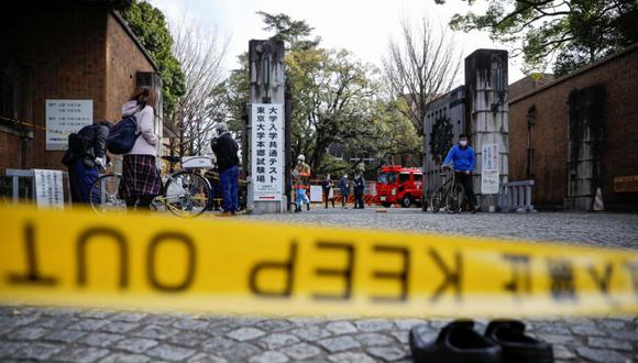 Oficiales de policía inspeccionan el sitio donde ocurrió un incidente de apuñalamiento en una puerta de entrada de la Universidad de Tokio en Tokio, Japón. (Foto: REUTERS/Issei Kato).