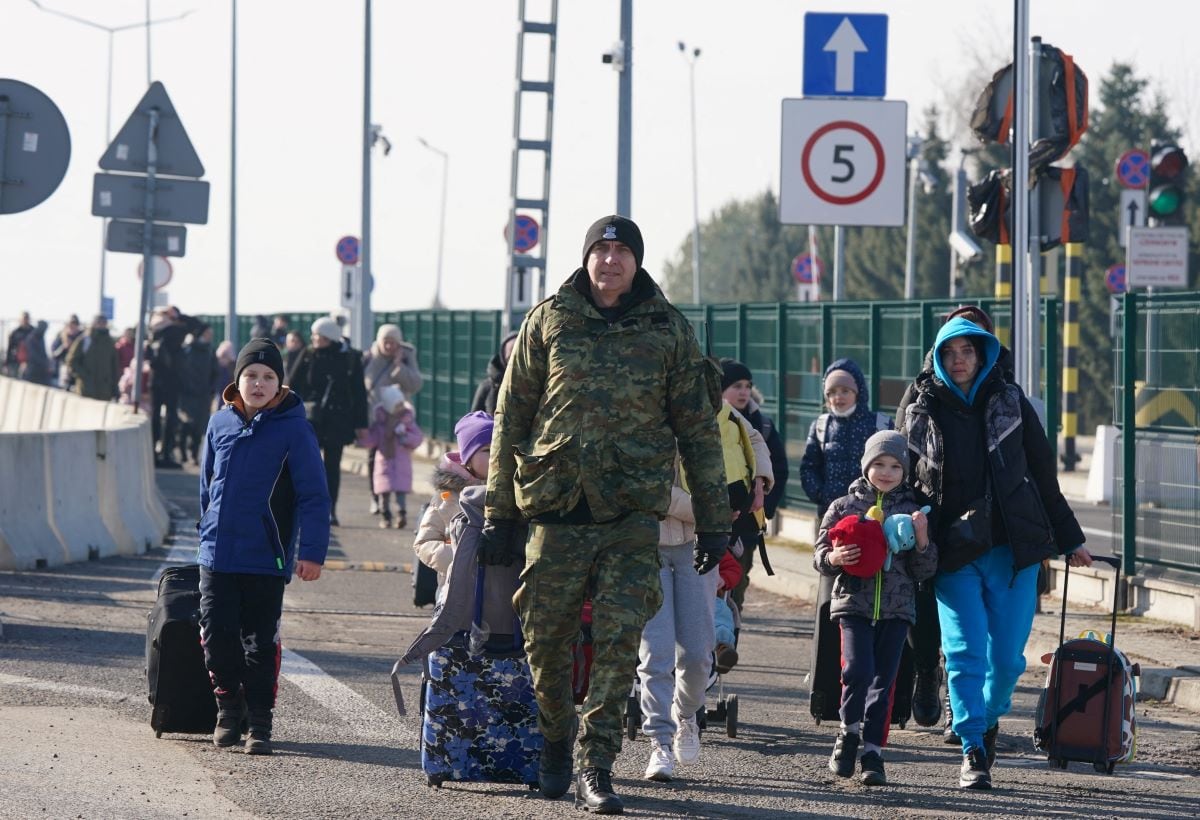 Ukrainian women and children cross the border from Ukraine to Poland.  (JANEK SKARZYNSKI / AFP).