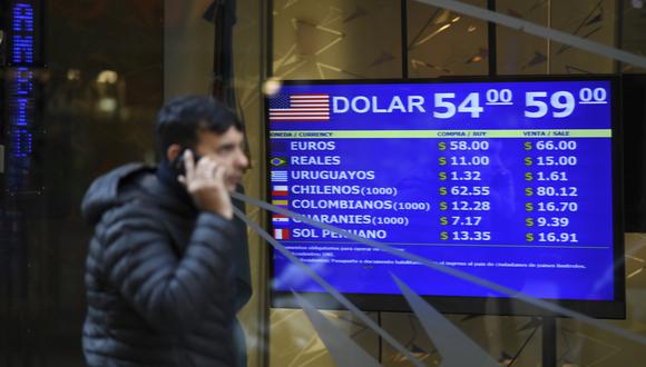El tipo de cambio se desplomó en Argentina por las elecciones del domingo. (Foto: AFP)