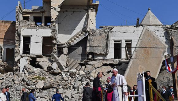 El Papa Francisco se para cerca de las ruinas de la Iglesia católica siríaca de la Inmaculada Concepción en la ciudad vieja de Mosul, en el norte de Irak. (Foto de Vincenzo PINTO / AFP).
