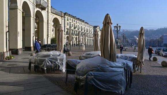 Una vista general tomada el 17 de noviembre de 2020 muestra una terraza de café cerrada en la Piazza Vittorio Veneto, en el centro de Turín, durante la pandemia de coronavirus. (Foto de MIGUEL MEDINA / AFP).