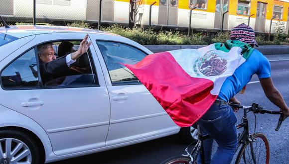 El preciso momento en el que ciclista que le dice a AMLO: "En ti confiamos" | VIDEO | Otros ciclistas también se acercaron al presidente mexicano. (EFE)