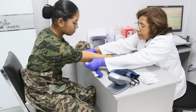 Unos 26 efectivos militares acudieron hasta el INEN para domar sangre a la mujer que padece de leucemia linfática. (Foto: Difusión)