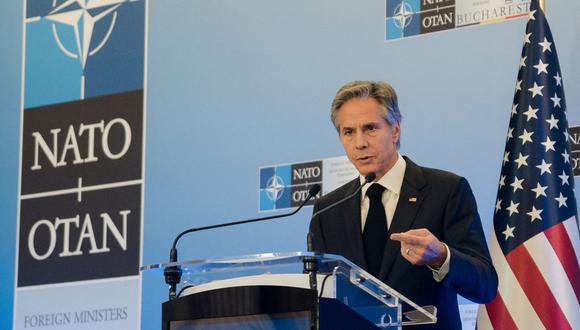 El Secretario de Estado de EE. UU., Antony Blinken, celebra una conferencia de prensa durante una reunión de los Ministros de Relaciones Exteriores de la OTAN, en el Palacio del Parlamento de Rumania en Bucarest, el 30 de noviembre de 2022. (Foto de Andrei Pungovschi / AFP)