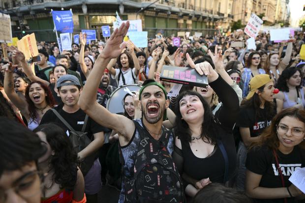 Los manifestantes gritan consignas durante una marcha en protesta por el ajuste presupuestario a las universidades públicas de Argentina. (Foto de Luis ROBAYO/AFP).