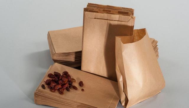 Las bolsas de papel. Las utilizamos en todos lados y son las preferidas de algunos supermercados. Su creación recae sobre Margaret Knight, quien creó una máquina capaz de pegar algunos papeles hasta formar la bolsa. Sin embargo, Charles Annan patentó la autoría de la creación, argumentando que no era posible que una mujer sea tan ingeniosa como para lograrlo.  Años más tarde y tras una ardua batalla legal, Knight logró hacer justicia. (Foto: Shutterstock)